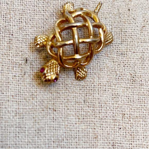 Napier Gold Tone Faux Pink Ruby Eye Mini Turtle Brooch 1 3/8” - Picture 10 of 12